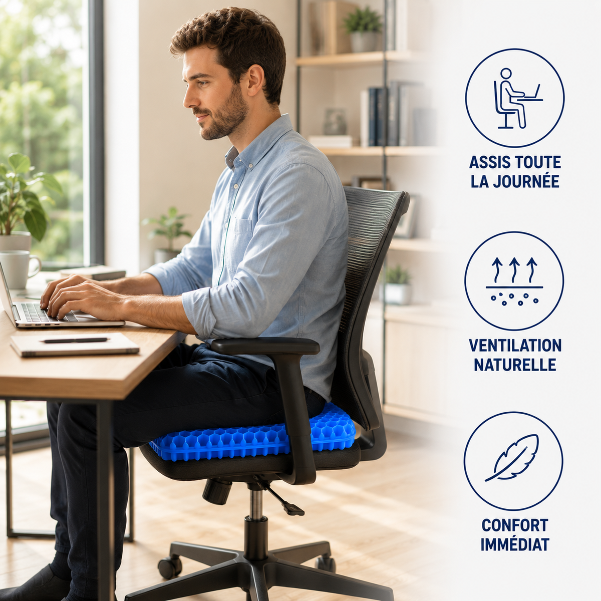 Personne assise à un bureau avec un coussin en gel pour soulager le coccyx