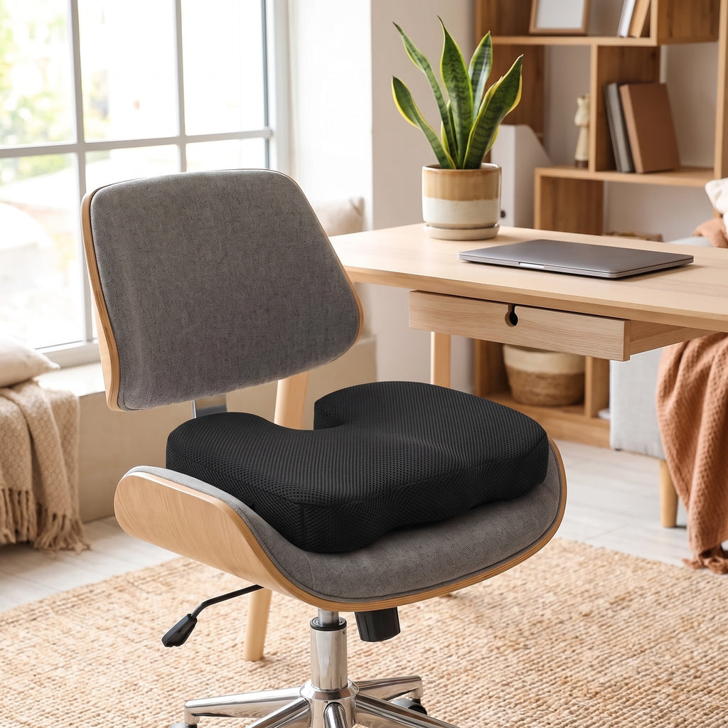 Coussin ergonomique installé sur une chaise de bureau