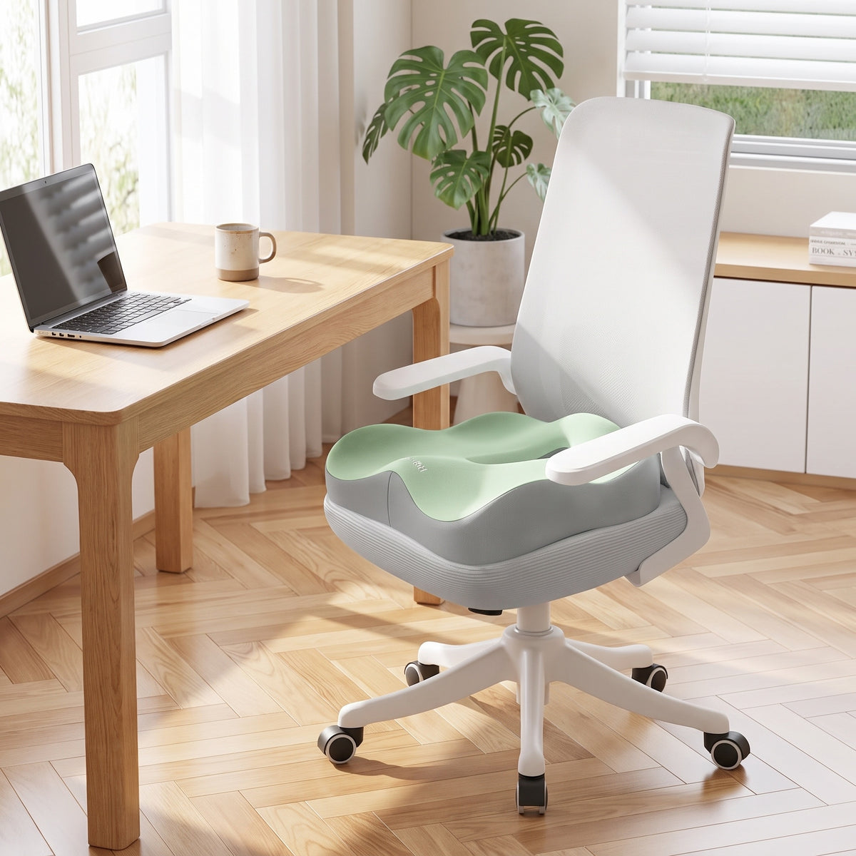 Coussin ergonomique 3D installé sur une chaise de bureau en télétravail
