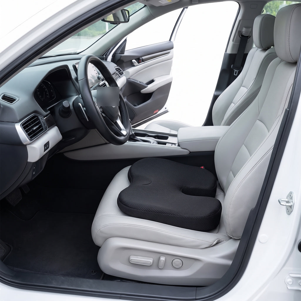 Coussin d'assise à mémoire de forme sur un siège de voiture